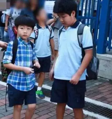 46歲陳慧琳全家近照,老公父親雙隱富豪,兒子竟入平民學校!