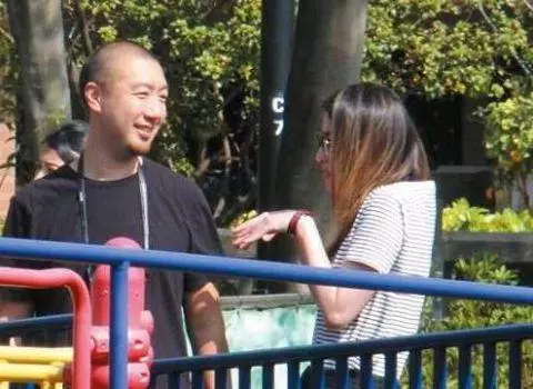 46歲陳慧琳全家近照,老公父親雙隱富豪,兒子竟入平民學校!
