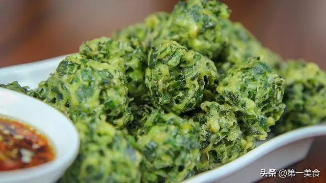 這才是韭菜丸子正確做法,不加一滴水,翠綠不變色,酥脆又鬆軟