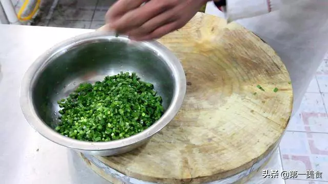 這才是韭菜丸子正確做法,不加一滴水,翠綠不變色,酥脆又鬆軟