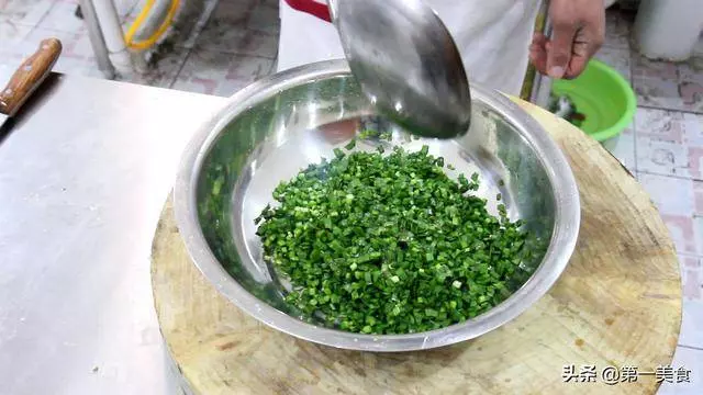 這才是韭菜丸子正確做法,不加一滴水,翠綠不變色,酥脆又鬆軟
