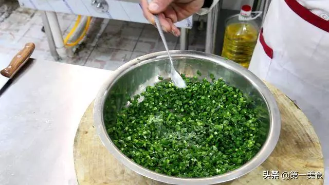 這才是韭菜丸子正確做法,不加一滴水,翠綠不變色,酥脆又鬆軟