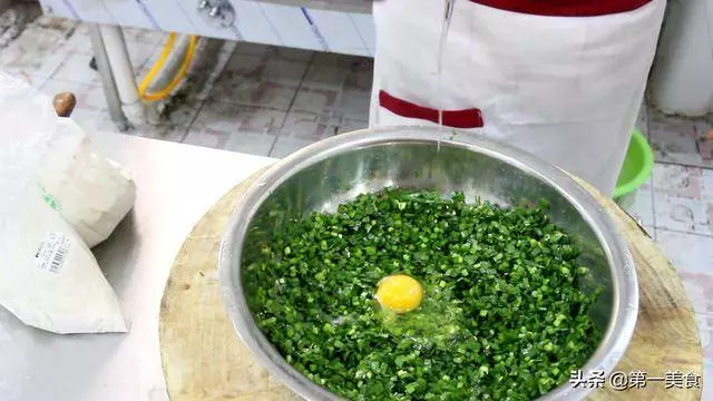 這才是韭菜丸子正確做法,不加一滴水,翠綠不變色,酥脆又鬆軟