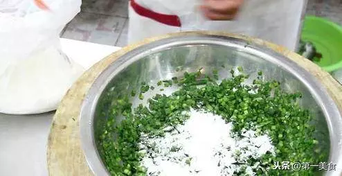 這才是韭菜丸子正確做法,不加一滴水,翠綠不變色,酥脆又鬆軟