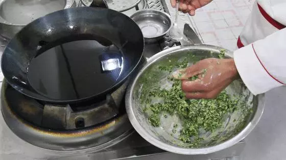 這才是韭菜丸子正確做法,不加一滴水,翠綠不變色,酥脆又鬆軟