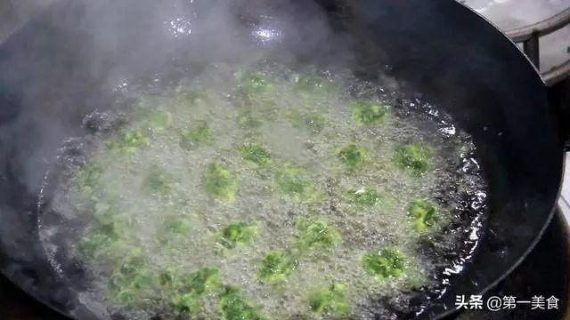 這才是韭菜丸子正確做法,不加一滴水,翠綠不變色,酥脆又鬆軟