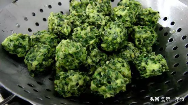 這才是韭菜丸子正確做法,不加一滴水,翠綠不變色,酥脆又鬆軟