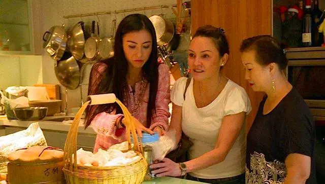 張柏芝為媽媽慶生:感謝你給我的美貌!58歲的媽媽三婚後仍超美~~~