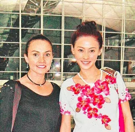 張柏芝為媽媽慶生:感謝你給我的美貌!58歲的媽媽三婚後仍超美~~~