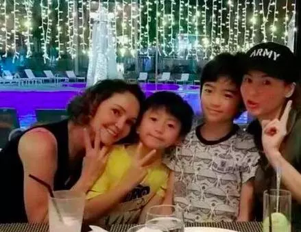 張柏芝為媽媽慶生:感謝你給我的美貌!58歲的媽媽三婚後仍超美~~~