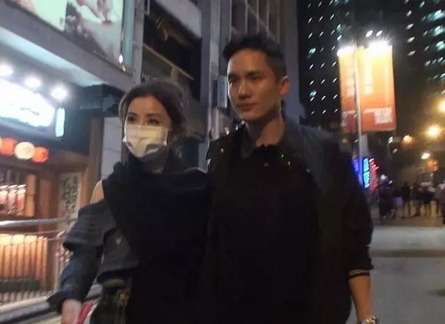 阿Sa疑因雪卵身材發福臃腫,現身活動造型老氣面如蠟像!