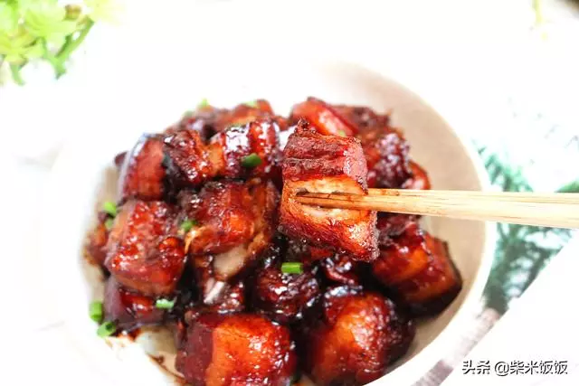 電飯煲做紅燒肉最簡單,丟進鍋內,時間一到,肉又香又軟爛!