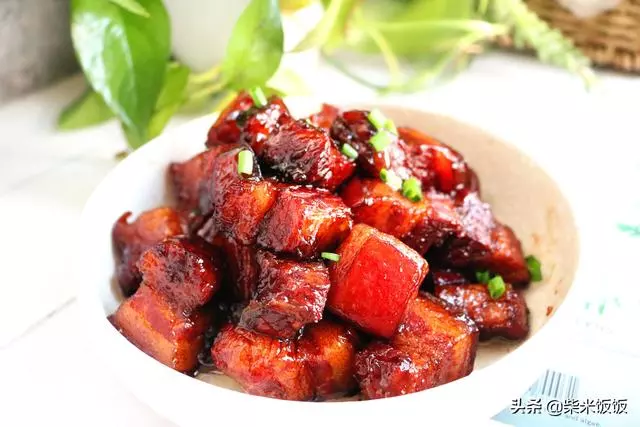 電飯煲做紅燒肉最簡單,丟進鍋內,時間一到,肉又香又軟爛!