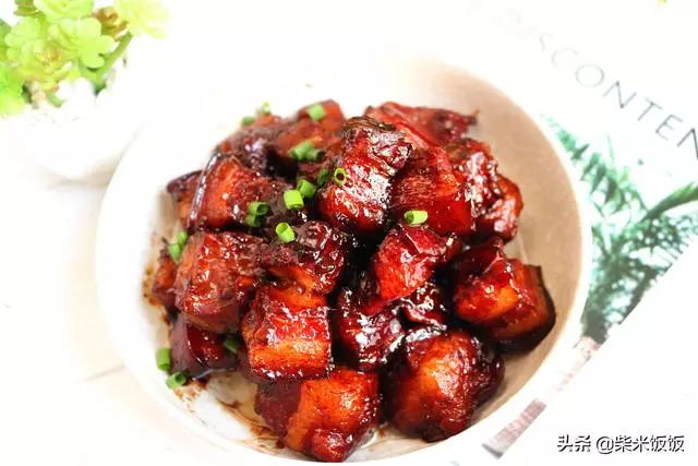 電飯煲做紅燒肉最簡單,丟進鍋內,時間一到,肉又香又軟爛!