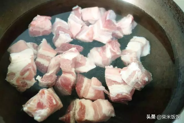 電飯煲做紅燒肉最簡單,丟進鍋內,時間一到,肉又香又軟爛!