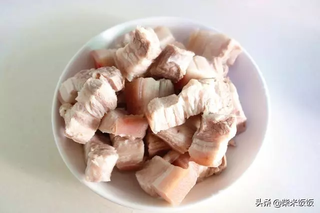 電飯煲做紅燒肉最簡單,丟進鍋內,時間一到,肉又香又軟爛!
