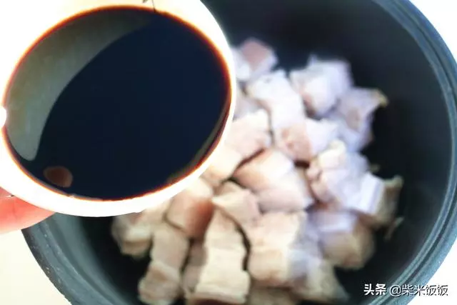 電飯煲做紅燒肉最簡單,丟進鍋內,時間一到,肉又香又軟爛!