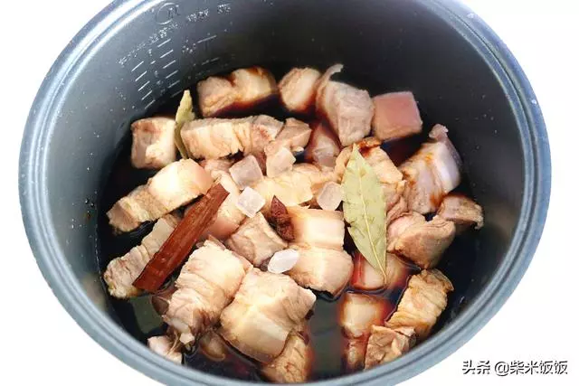 電飯煲做紅燒肉最簡單,丟進鍋內,時間一到,肉又香又軟爛!