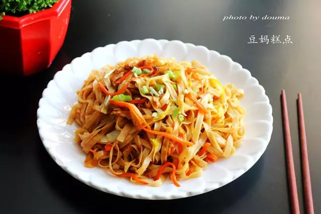 教你5分鐘做家常炒麵,麵條不坨不斷,前2步最關鍵