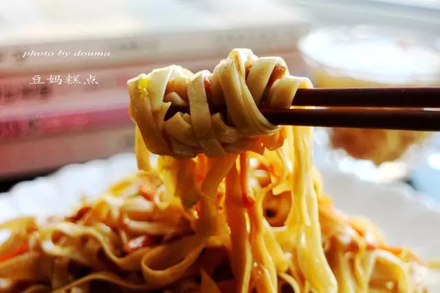 教你5分鐘做家常炒麵,麵條不坨不斷,前2步最關鍵