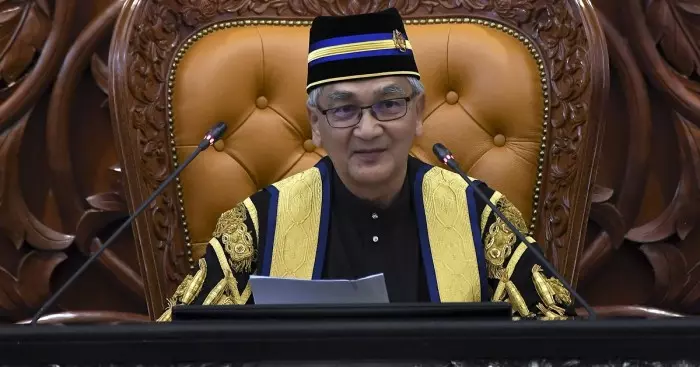 【國會昨天禁足令後】議長向新國議員霸氣4個字解散,狠打臉諾奧馬!引起全場鬨堂~