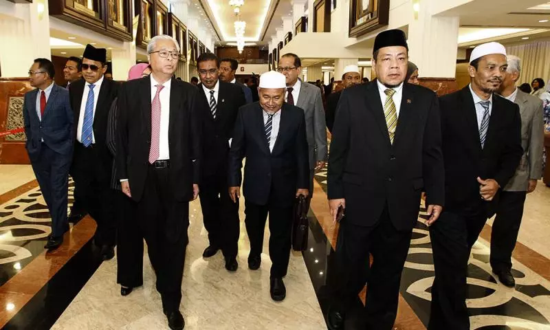 【國會昨天禁足令後】議長向新國議員霸氣4個字解散,狠打臉諾奧馬!引起全場鬨堂~