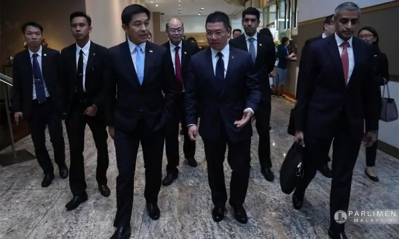 【國會昨天禁足令後】議長向新國議員霸氣4個字解散,狠打臉諾奧馬!引起全場鬨堂~