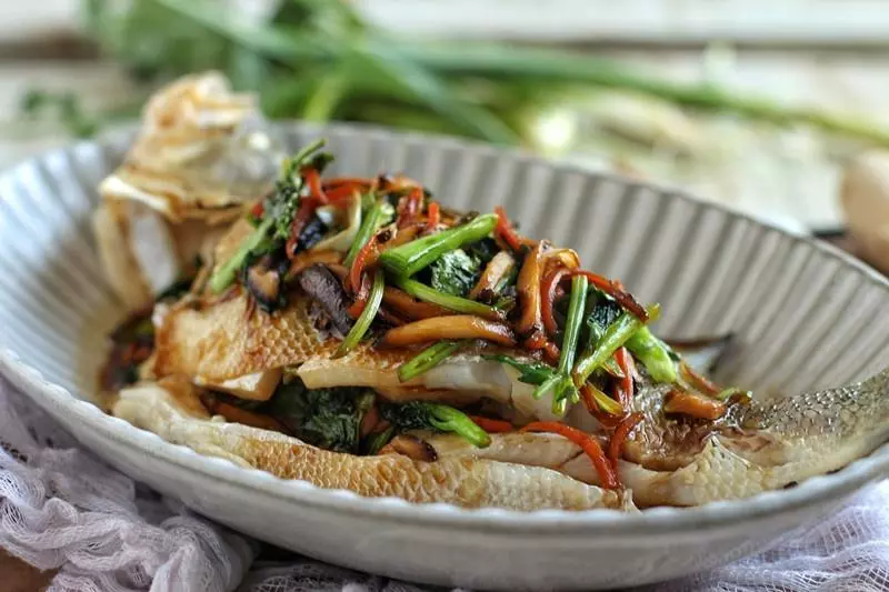 蒸魚的時候,多點做法,魚肉鮮嫩肉更香,學會趕緊回家露一手