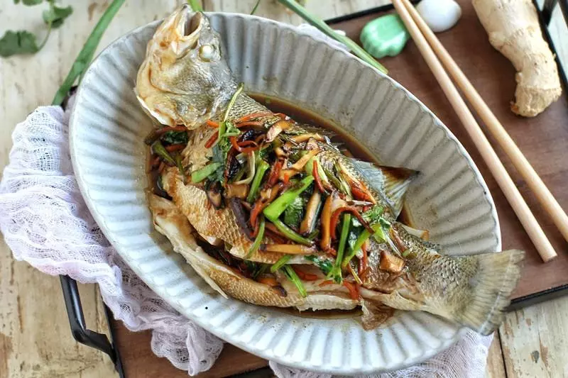 蒸魚的時候,多點做法,魚肉鮮嫩肉更香,學會趕緊回家露一手