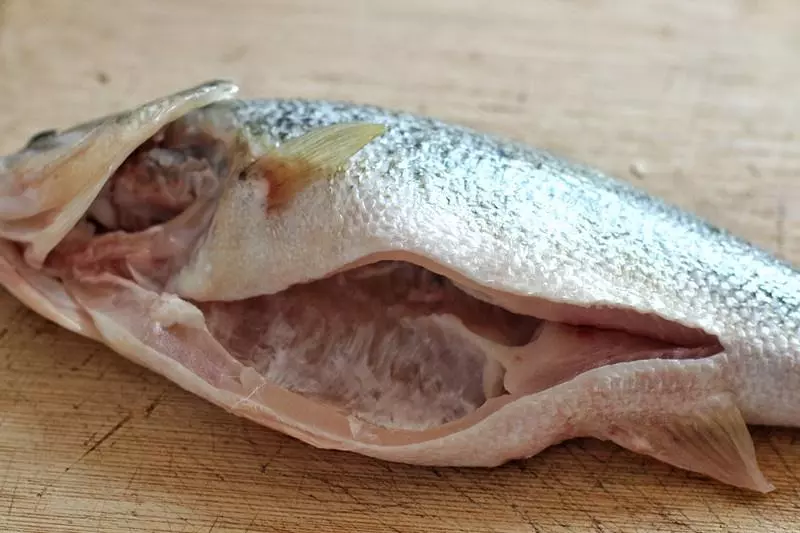 蒸魚的時候,多點做法,魚肉鮮嫩肉更香,學會趕緊回家露一手