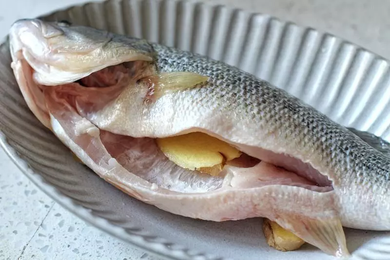 蒸魚的時候,多點做法,魚肉鮮嫩肉更香,學會趕緊回家露一手