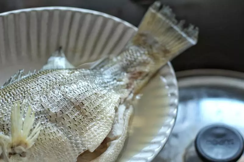 蒸魚的時候,多點做法,魚肉鮮嫩肉更香,學會趕緊回家露一手