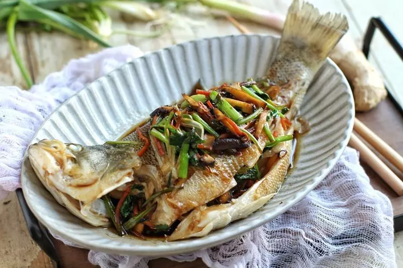 蒸魚的時候,多點做法,魚肉鮮嫩肉更香,學會趕緊回家露一手