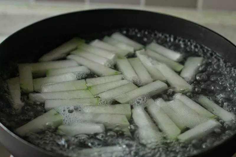 本身不含脂肪,熱量也不高,清熱消脂又飽腹,好吃還能輕鬆掉肉