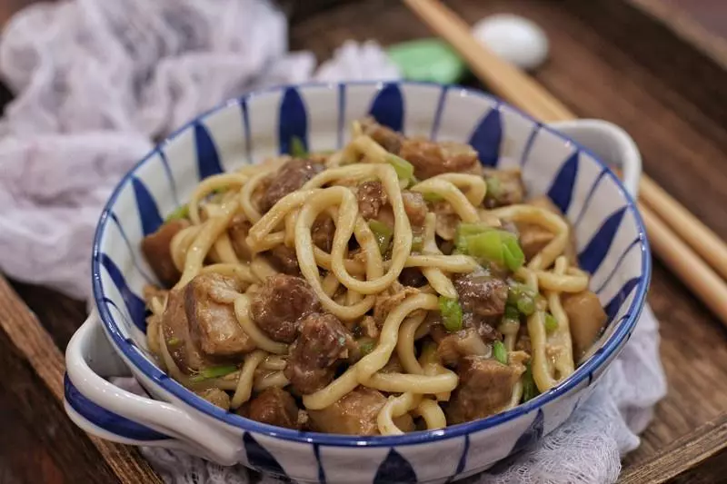 我家晚餐簡單卻不隨意,一人一大碗,葷素搭配好吃又營養