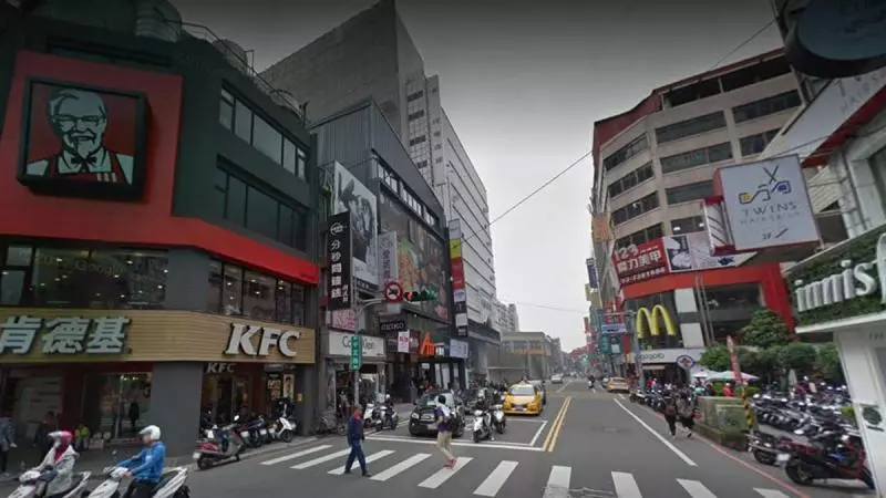 帶2萌娃到速食店上廁所 弟弟狂指角落「祂一直看我們」網崩潰:怎是這家...