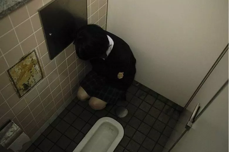 帶2萌娃到速食店上廁所 弟弟狂指角落「祂一直看我們」網崩潰:怎是這家...