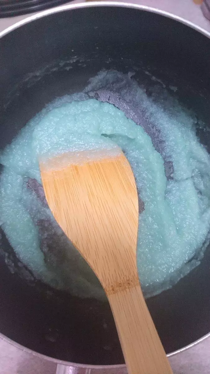 她炒洋蔥醬出現「超夢幻天空色」嚇瘋PO網!神人解答「妳遇到化學反應了」:大家都可能碰到