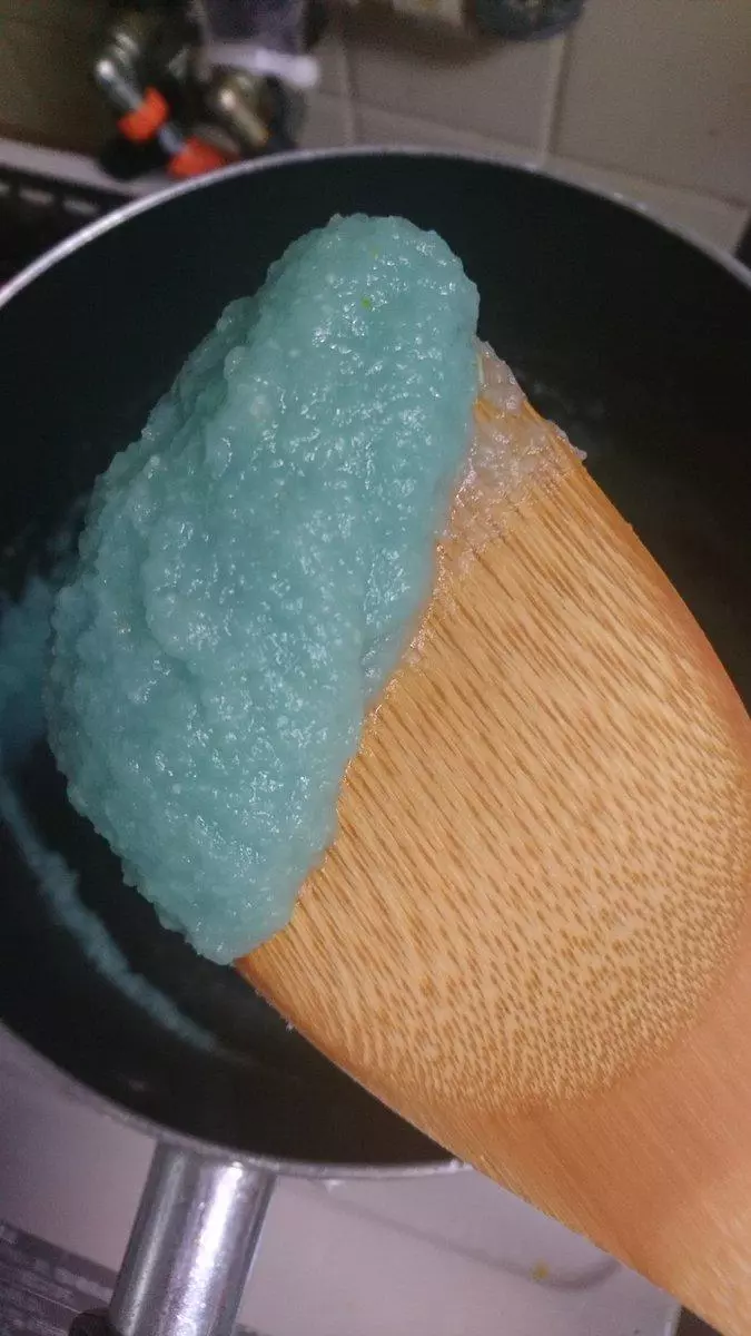 她炒洋蔥醬出現「超夢幻天空色」嚇瘋PO網!神人解答「妳遇到化學反應了」:大家都可能碰到