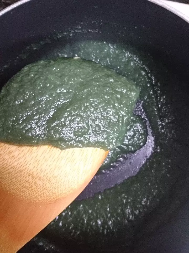 她炒洋蔥醬出現「超夢幻天空色」嚇瘋PO網!神人解答「妳遇到化學反應了」:大家都可能碰到