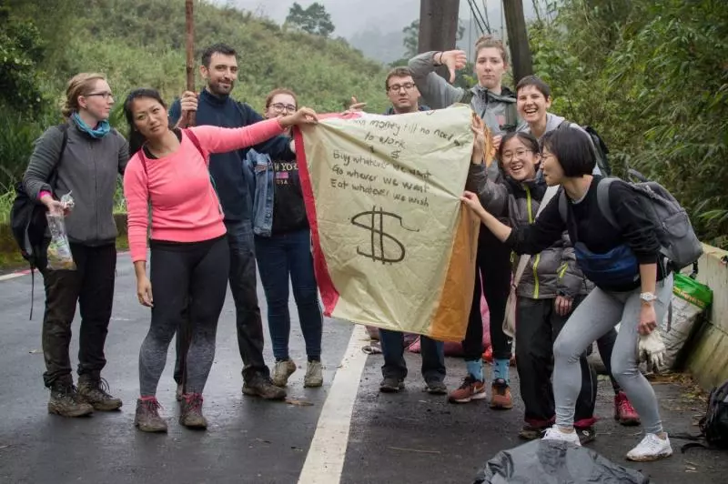 比台灣人更愛台灣!外國人號召志工「為台灣淨山」 2小時後「一打開300kg垃圾」沈痛呼籲:別再放天燈