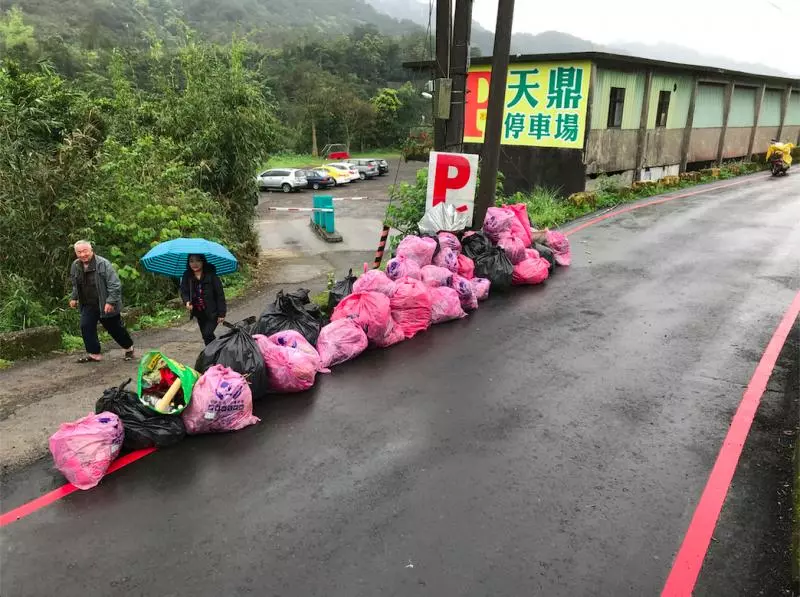 比台灣人更愛台灣!外國人號召志工「為台灣淨山」 2小時後「一打開300kg垃圾」沈痛呼籲:別再放天燈