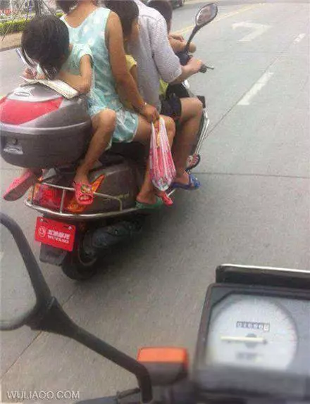 監視器不小心拍到的一幕......讓我重複看了三遍!XDD~~