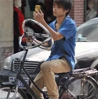 監視器不小心拍到的一幕......讓我重複看了三遍!XDD~~