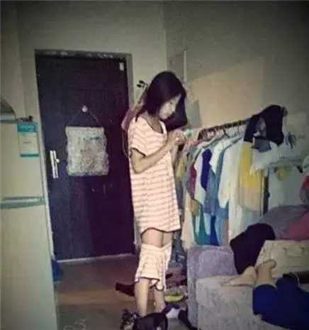 監視器不小心拍到的一幕......讓我重複看了三遍!XDD~~