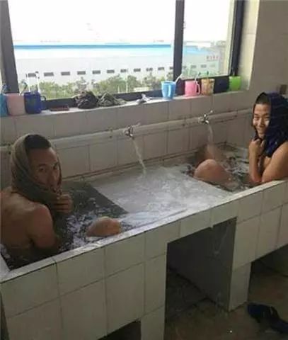 監視器不小心拍到的一幕......讓我重複看了三遍!XDD~~
