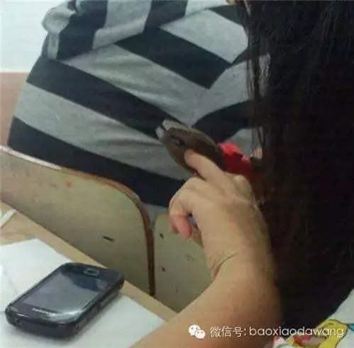 監視器不小心拍到的一幕......讓我重複看了三遍!XDD~~