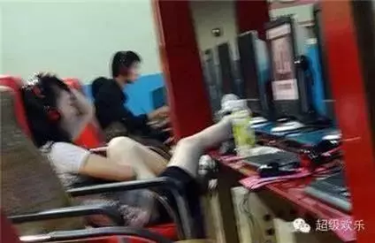 監視器不小心拍到的一幕......讓我重複看了三遍!XDD~~