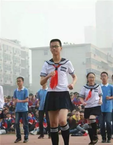 監視器不小心拍到的一幕......讓我重複看了三遍!XDD~~