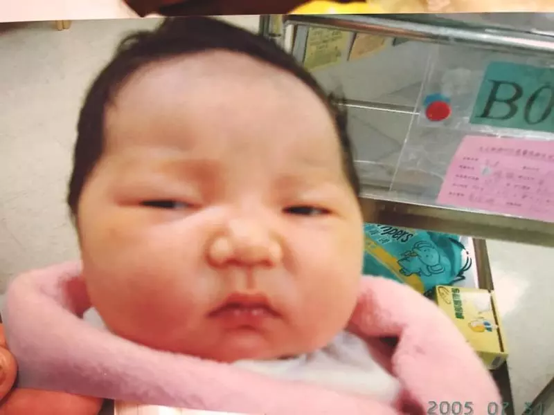 小時候醜不是醜!她曬「女兒出生塌鼻厭世臉」笑醜 升國中進化「逆天大眼氣質妹」網暴動:岳母好❤